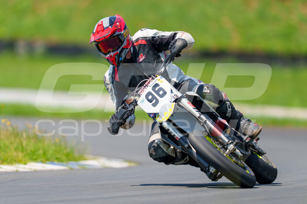 G-Cup + Supermoto Staatsmeisterschaft + Hungarian Supermoto Championship | GRIPcapture steht für authentische Sportfotografie in Österreich – für Momente, die mehr sind als Geschwindigkeit oder Ergebnis. Es geht um Emotion, Spannung, Fokus und den Augenblick, der oft nur einen Wimpernschlag dauert.Ob Motorsport, Teamsport oder 