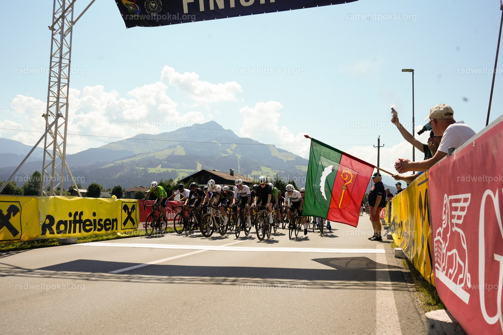 107_20230817_Bewerb_Maenner_Muehlanger | AUT - OESTERREICH, 2023-08-16: SPORT RENNRAD-FAHREN - 55. INTERNATIONALER RADWELTPOKAL IN ST. JOHANN IN TIROL  - Vintage-Radrennen mit WM-Bronze-Medaillen-Siegerin Christina Schweinberger, den Teilnehmer und Alexander Baumann (vom Orginastions-Team) - TAG 2 BEWERB MAENNER IN SECHS GRUPPEN  ; Foto: Roland Muehlanger
