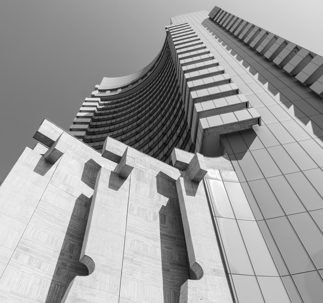 BUCHAREST | strange eyez - Realisiert mit Pictrs.com