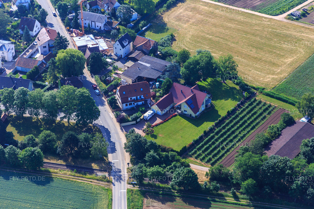 Luftbild: Bahnhofstr in Zeiskam im Bundesland Rheinland-Pfalz in Deutschland. Foto: IMG_080978.jpg vom 14.06.2015 durch Werner Riehm/FLY-FOTO.de