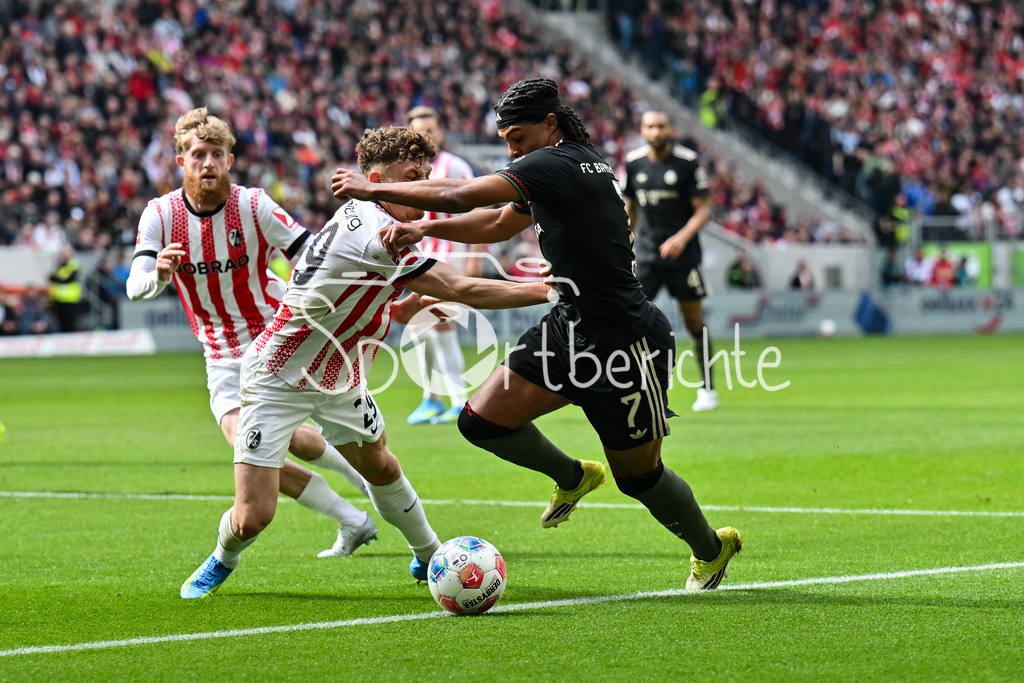 SC Freiburg - FC Bayern München | FREIBURG, GERMANY - 04. APRIL: im Duell Philipp TREU (SC Freiburg 29) und Serge GNABRY (FC Bayern Munich 7) während dem Bundesligamatch zwischen dem SC Freiburg und dem FC Bayern München am 28. Spieltag im Europa-Park Stadion / DFL REGULATIONS PROHIBIT ANY USE OF PHOTOGRAPHS AS IMAGE SEQUENCES AND/OR QUASI-VIDEO