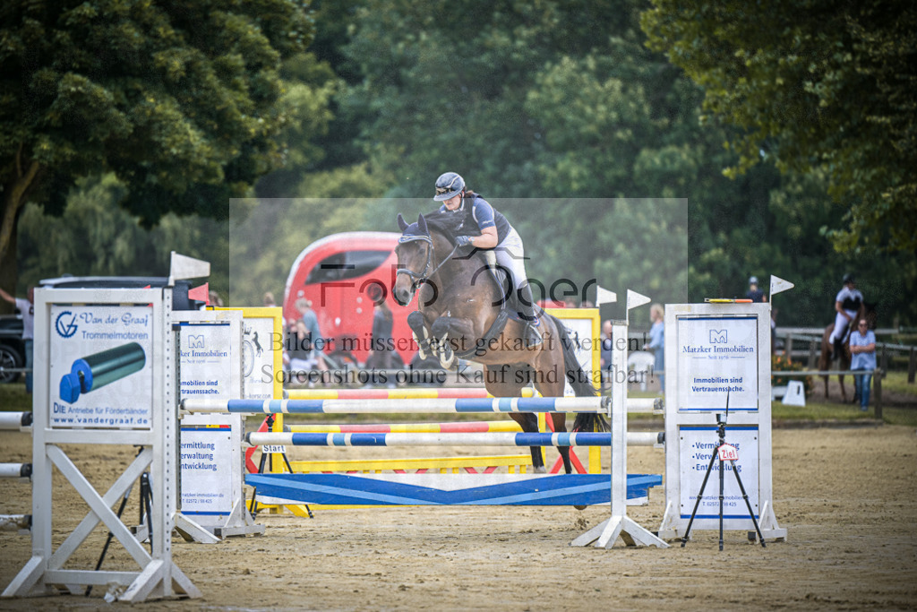 DOS_5604 | Entdecke hochwertige Reitturnierfotos von Foto Oger. Professionell, emotional und authentisch – jetzt Lieblingsmomente im Shop bestellen.Deutschlandweite Turnierfotografie. - Realisiert mit Pictrs.com