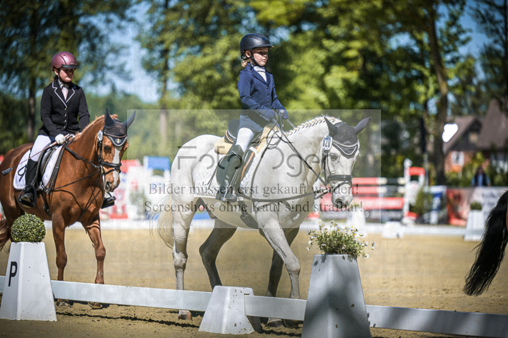 DOS_8231 | Entdecke hochwertige Reitturnierfotos von Foto Oger. Professionell, emotional und authentisch – jetzt Lieblingsmomente im Shop bestellen.Deutschlandweite Turnierfotografie. - Realisiert mit Pictrs.com