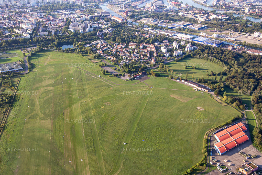 Vue aérienne: Polygones de l'Aérodrome de Strasbourg à le quartier Port du Rhin Centre Ouest in Straßburg dans le département Bas Rhin, France – .Photo: IMG_137842.jpg prise le 18/08/2023 par Werner Riehm/FLY-FOTO.eu – Résolution de l'original: 4505 x 3003 px – ATAP Polygone - Terrain d'aviation Strasbourg