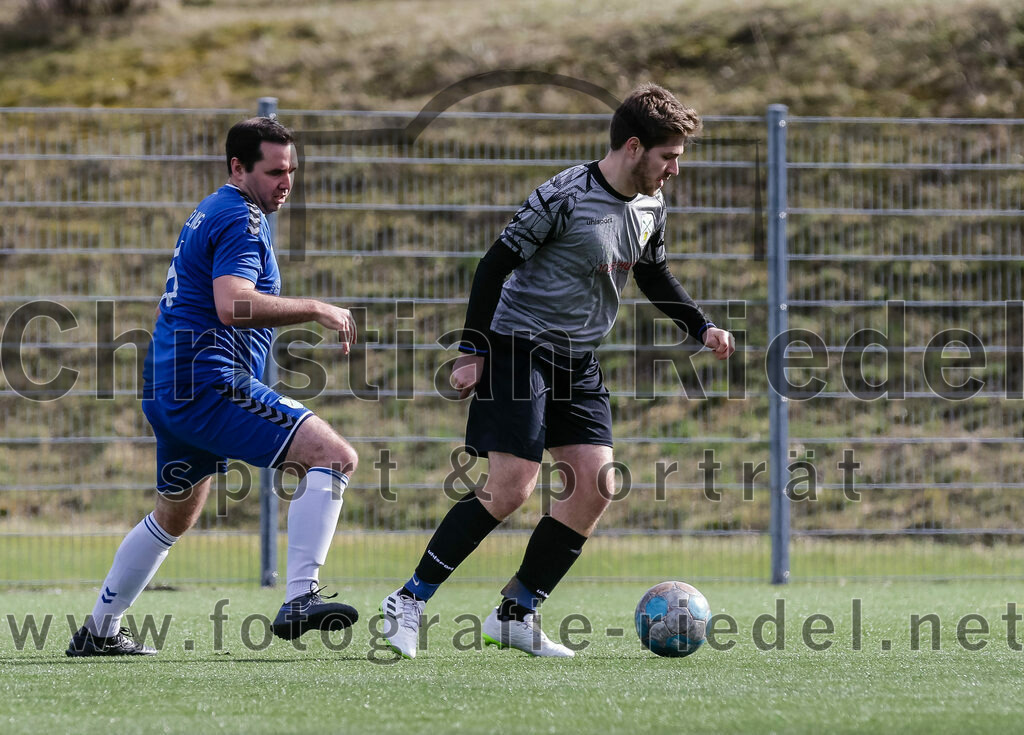 2024-02-24_043_FC_Langengeisling_II_gegen_SG_Reichenkirchen | Erding, Deutschland, 24.02.2024:
Fußball, Kreisklasse 2023 / 2024, Testspiel, FC Langengeisling II gegen SG Reichenkirchen, Endergebnis: 7:1

Ferdinand Zink (FC Langengeisling, #16), Markus Lex (SG Reichenkirchen, #8)

Foto: Christian Riedel / fotografie-riedel.net