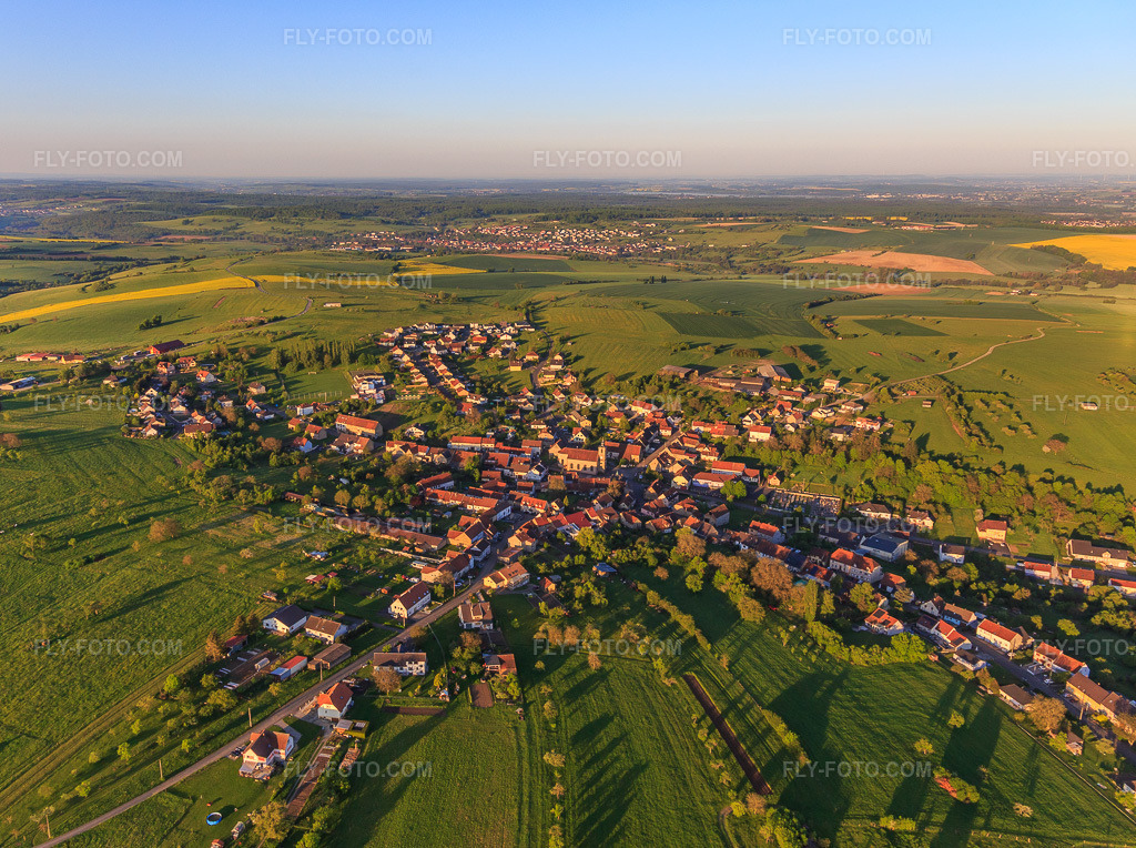 Aerial view: Village overview in the morning from the northeast in Kalhausen in the state Moselle, France.Photo: IMG_145908.jpg taken on 05/01/2025 by Werner Riehm/FLY-FOTO.comResolution of the original: 4718 x 3522 px