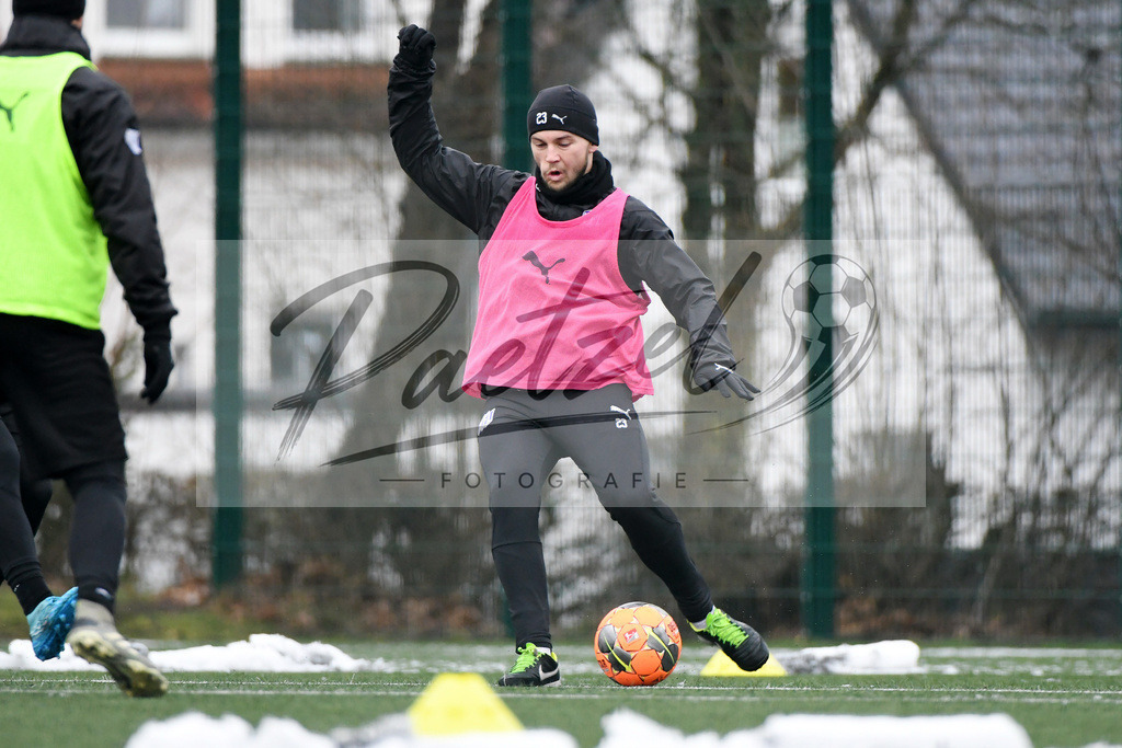 20200226_TRAOSN_0089 | Fussball, Herren: David Blacha (VfL Osnabrueck) in Aktion, am Ball, Einzelaktion waehrend der Trainingseinheit des VfL Osnabrueck im Sportpark Illoshoehe am 26.02.2020 in Osnabrueck, Deutschland. - Realisiert mit Pictrs.com