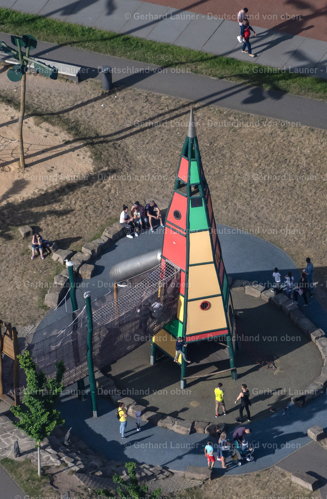 9102017 | BREMERHAVEN 01.06.2020 Spielplatz an der Hermann-Henrich-Meier-Straße im Ortsteil Mitte-Süd in Bremerhaven im Bundesland Bremen, Deutschland. // Playground on H.-H.-Meier-Strasse on street Hermann-Henrich-Meier-Strasse in the district Mitte-Sued in Bremerhaven in the state Bremen, Germany. Foto: Gerhard Launer