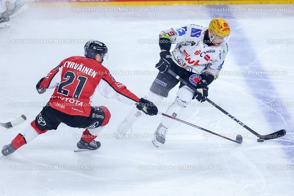 KEC24032501046 | 24.03.2025, Eishockey, DEL Play-offs, Kölner Haie - Fischtown Pinguins Bremerhaven, Viertelfinale Spiel 4, Lanxess-Arena Köln: Juhani Tyrväinen (Kölner Haie #21) im Zweikampf gegen Jan Urbas (Fischtown Pinguins #9) 