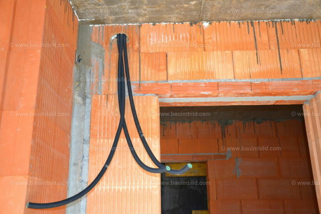 bib-lg17-elektroinstallation-0087 | Nach LV-Leistungsgruppen sortierte Detailfotos über den Bau eines Hauses. Alle Hausbau-Bilder direkt vom Urheber und Autor der Website Haus-Selber-Bauen.com