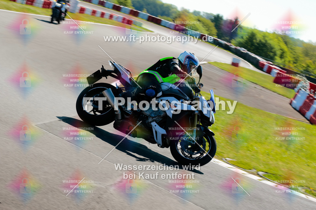 Moto-TeamOBK-21401 | Hier findet Ihr Bilder von Touristenfahrten auf der Nürburgring Nordschleife oder von anderen Veranstaltungen die ich besucht habe. Viel Spass beim Durch Schauen 