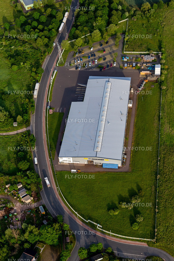 Gebäude und Produktionshallen auf dem Werksgelände des Maschinenbau- Unternehmens von ROCKINGER in Waltershausen | Luftbild: Gebäude und Produktionshallen auf dem Werksgelände des Maschinenbau- Unternehmens von ROCKINGER in Waltershausen im Ortsteil Hörselgau in Hörsel im Bundesland Thüringen in Deutschland. Foto: IMG_007619.jpg vom 15.06.2021 durch Werner Riehm/FLY-FOTO.de - Realisiert mit Pictrs.com