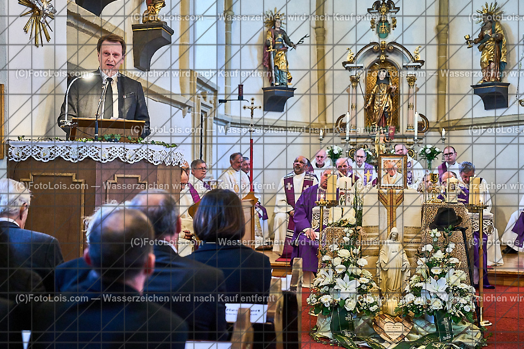 ALP6611_Hl-Requiem_Pfarrer Sinnhuber Roman | Hochzeitsfotograf mit dem Blick für´s Wesentliche, Firmung, Erstkommunion, Firmenfeiern, Sportfotoservice, Reproduktionen, Konzertfotografie, Pressefotografie, Luftbildfotografie, Innenarchitektur, Werbefotografie, Sponsoren-Livebildfotografie.