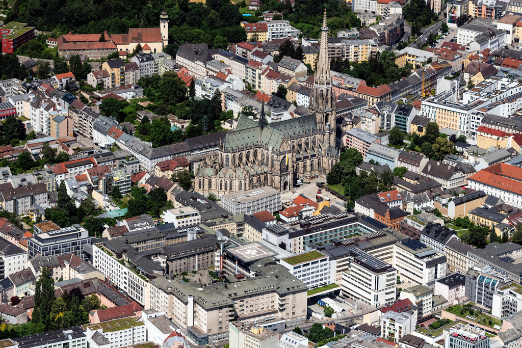 dr__0092211.jpg | LINZ 14.06.2022 Kirchengebäude des Domes " Linzer Mariendom " in der Altstadt im Ortsteil Innenstadt in Linz in Oberösterreich, Österreich.