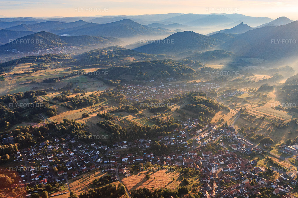 Luftbild: Ortsansicht von Südwesten im Frühnebel im Ortsteil Gossersweiler in Gossersweiler-Stein im Bundesland Rheinland-Pfalz in Deutschland. Foto: IMG_091577.jpg vom 10.07.2016 durch Werner Riehm/FLY-FOTO.de