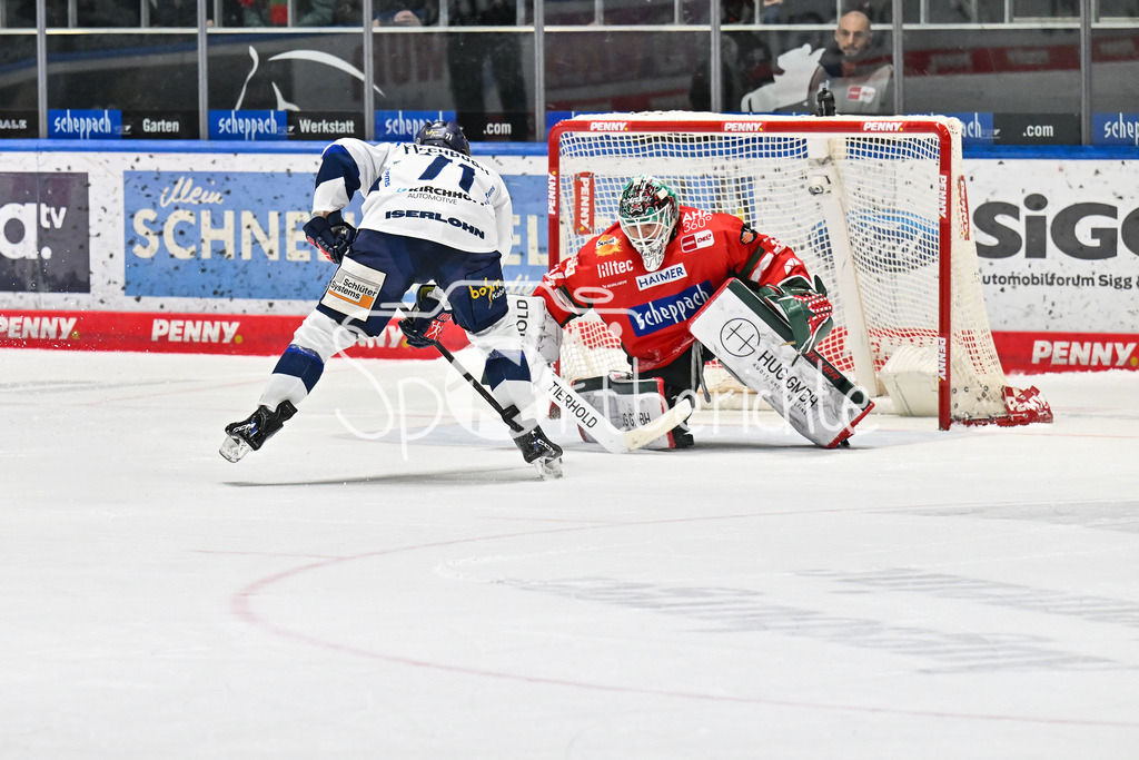 Augsburger Panther - Iserlohn Roosters | AUGSBURG, GERMANY - 06. JANUARY: in dieser Szene verwandelt Daniel FISCHBUCH (Iserlohn Roosters 71) den entscheidenden Penalty zum 2-3 Auswärtssieg der Roosters in Augsburg gegen Michael GARTEIG (Augsburger Panther 34 / Tor / Torschuetze / Freude / Happy während dem Match zwischen den Augsburger Panthern und den Iserlohn Roosters am 37. Spieltag der Penny DEL im Curt Frenzel Stadion