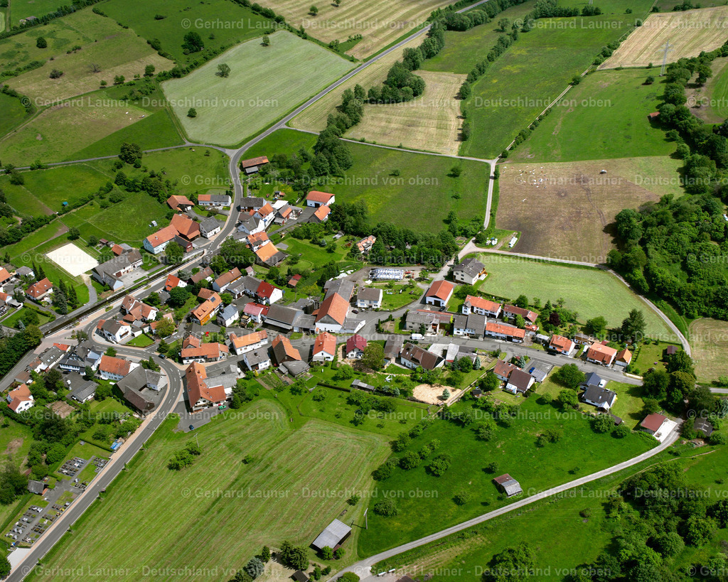 2614232 | HöCKERSDORF 09.06.2006 Landwirtschaftliche Nutzflächen und Feldgrenzen  umsäumen das Siedlungsgebiet des Dorfes in Höckersdorf im Bundesland Hessen, Deutschland // Agricultural land and field boundaries surround the settlement area of the village  in Höckersdorf in the state Hesse, Germany Foto: Gerhard Launer