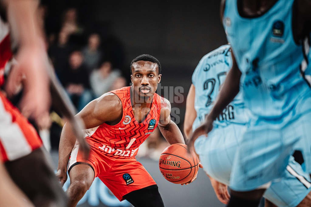 Basketball | Männer | Saison 2024/2025 | BKT EuroCup | Veolia Towers Hamburg vs. Hapoel Bank Yahav Jerusalem | 17.12.2024 | Jared Harper (#1, Hapoel Jerusalem)