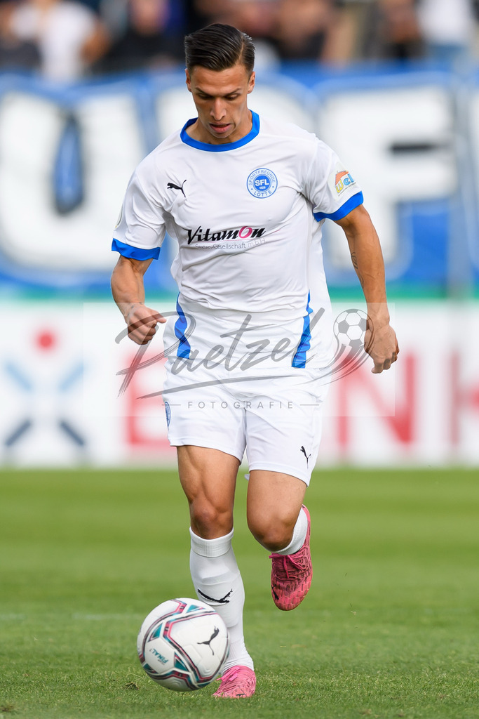 LOTKSC20210809_078 | Fussball, Herren: Tyson Richter (Sportfreunde Lotte) in Aktion, am Ball, Einzelaktion beim Spiel der 1. Runde im DFB-Pokal zwischen SF Lotte und Karlsruher SC im Stadion am Lotter Kreuz am 09.08.2021 in Lotte, Deutschland.DFB / DFL REGULATIONS PROHIBIT ANY USE OF PHOTOGRAPHS AS IMAGE SEQUENCES AND/OR QUASI-VIDEO. - Realisiert mit Pictrs.com