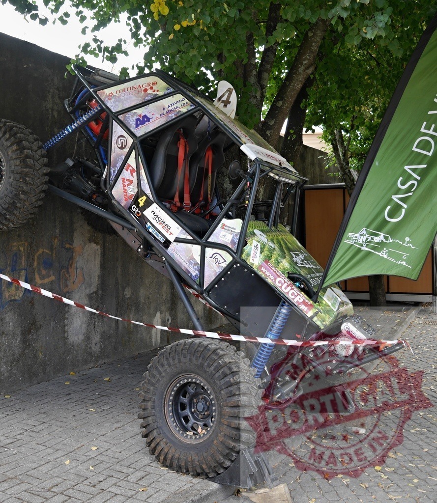 Custom buggy climbing a wall during an off-road race | Powerful custom buggy climbing a wall during an off-road competition - Realisiert mit Pictrs.com