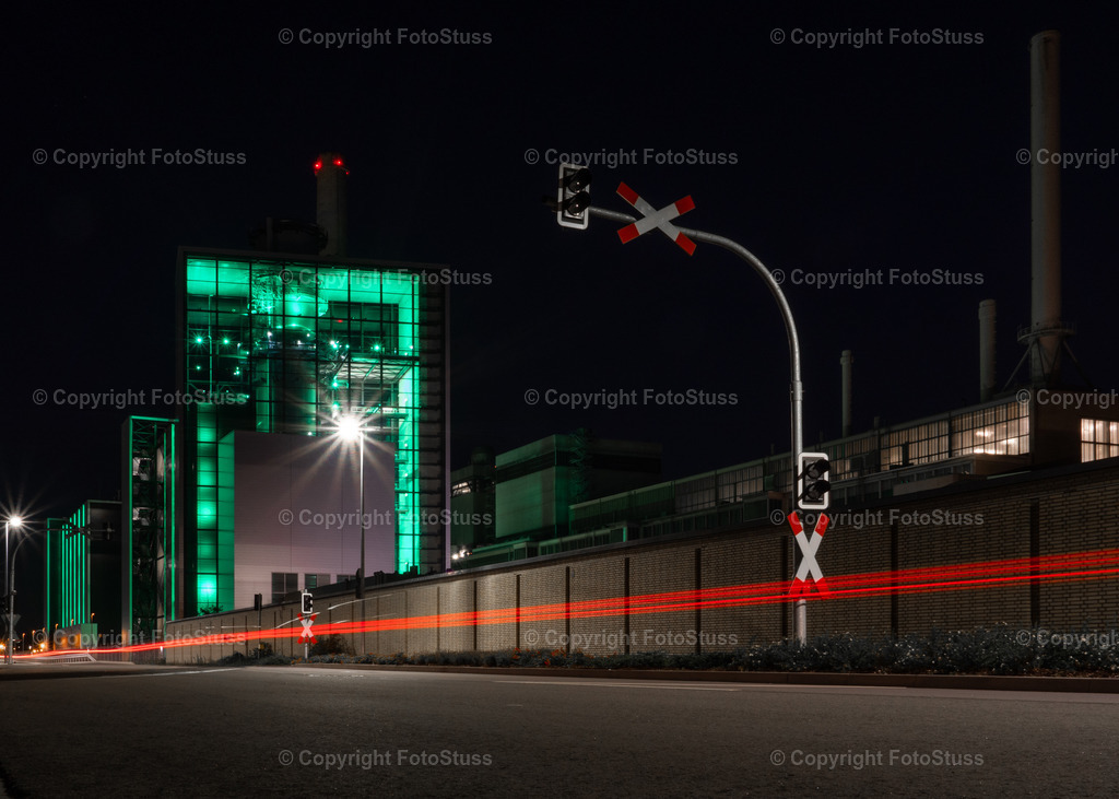 Kraftwerk Lausward in Düsseldorf am Abend | Das Kraftwerk Lausward in Düsseldorf bei Nacht. - Realisiert mit Pictrs.com