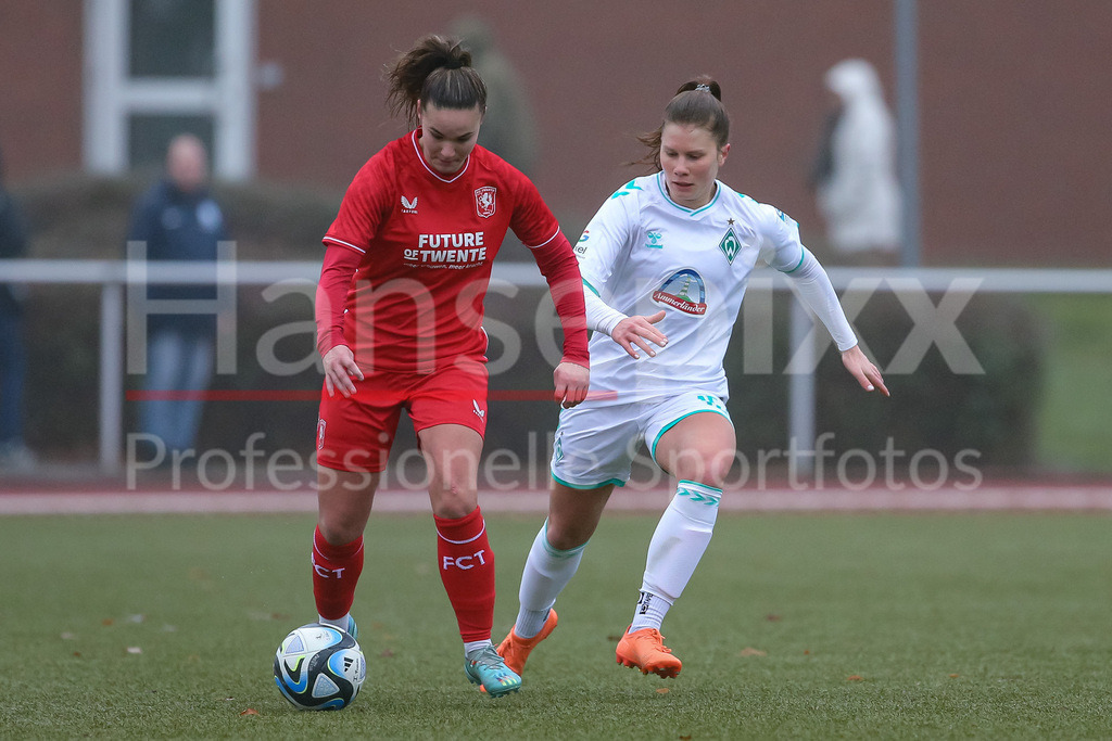 Fussball, Testspiel Frauen, SV Werder Bremen - FC Twente Enschede | v.li.: Sofie Rianne Vermeer (FC Twente Vrouwen, 28) und Emilie Bernhardt (SV Werder Bremen, 16) im Zweikampf, Duell, Dynamik, Aktion, Action, Spielszene