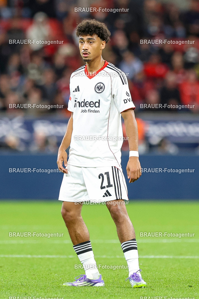 Bayer 04 Leverkusen vs Eintracht Frankfurt - Bundesliga  | Leverkusen, Deutschland, 12.09.25:   Nathaniel Brown (Eintracht Frankfurt) schaut waehrend des Spiels der Bundesliga zwischen  Bayer 04 Leverkusen vs Eintracht Frankfurt in der BayArena(Foto von Brauer-Fotoagentur / Adrian Schlueter)