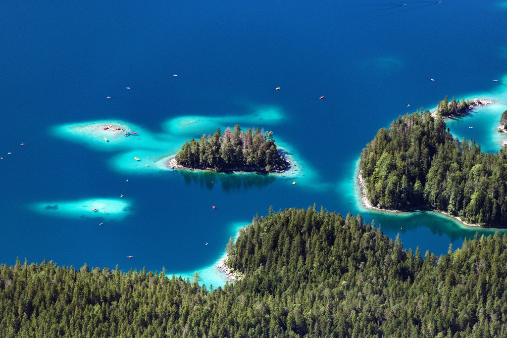 dr__0207761.jpg | GRAINAU 19.08.2023 Maximilianinsel im Eibsee bei Garmisch-Partenkirchen im Bundesland Bayern.  Der See gilt aufgrund des klaren, grün getönten Wassers als einer der schönsten Seen der bayerischen Alpen.