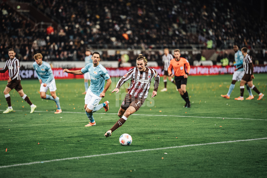 Fußball | Männer | Saison 2025/2026  | Fußball-Bundesliga | 11. Spieltag | FC St. Pauli vs. 1. FC Union Berlin | 23.11.2025 | Jackson Irvine (#7, FC St. Pauli) am Ball