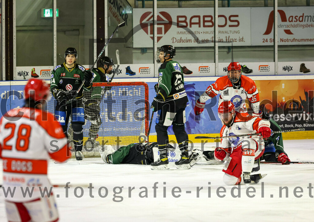 2022-12-02_073_TSV_Erding_gegen_EV_Pegnitz | Erding, Deutschland, 02.12.2022:
Eishockey, Bayernliga 2022 / 2023, 17. Spieltag, TSV Erding gegen EV Pegnitz, Endergebnis: 9:3

Wassilij Guft-Sokolov (Erding Gladiators, #8), Paul Wallek (Erding Gladiators, #44), Torwart Thomas Hingel (Erding Gladiators, #33), Dominik Wagner (Erding Gladiators, #12), Oleg Seibel (EV Pegnitz, #8)

Foto: Christian Riedel / fotografie-riedel.net