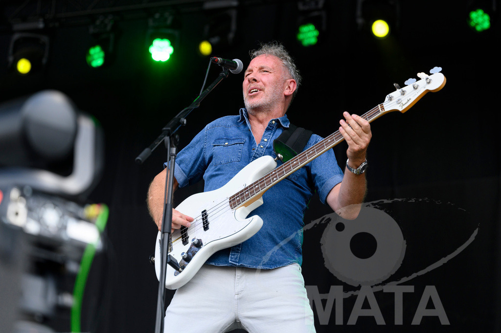 _DWA6823 | Gil Allan (Bass) von der Band Big Country bei ihrem Auftritt im Rahmen des Festival Lieder am See 2024 in Franken Enderndorf Spalt, 27.07.2024 Bayern Deutschland - Realisiert mit Pictrs.com