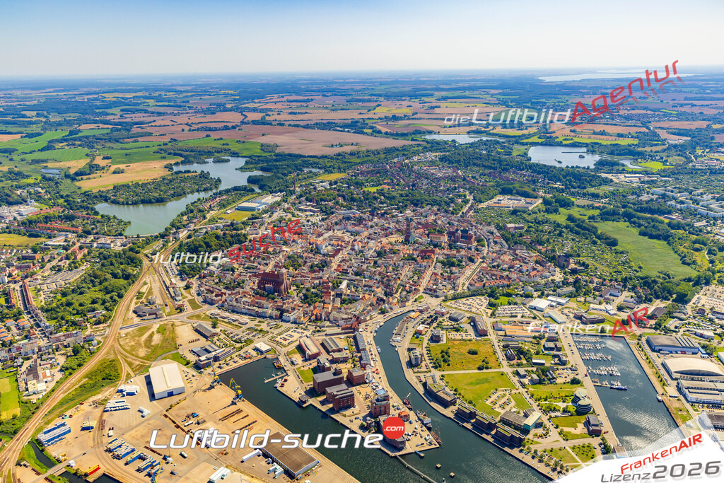 Luftaufnahme Altstadt Übersicht Wismar - Die Luftaufnahme wurde 2025 vom UL-Flugzeug heraus erstellt ( ohne Drohne ) - Hochauflösende Luftaufnahme - für professionelle Ausdrucke geeignet. Die Geschenkidee !Mit Lizenz und Bildrechte bestellbar