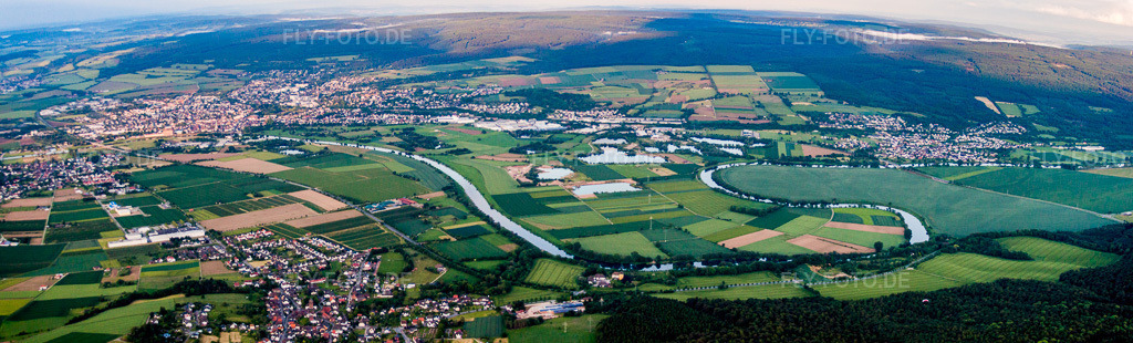 Luftbild: Panorama Perspektive der Stadtansicht am Ufer des Flußverlaufes der Weser in Holzminden im Bundesland Niedersachsen in Deutschland. Foto: IMG_65527-Bearbeitet.jpg vom 24.05.2014 durch Werner Riehm/FLY-FOTO.deAuflösung des Originals: 9235 x 2793 px