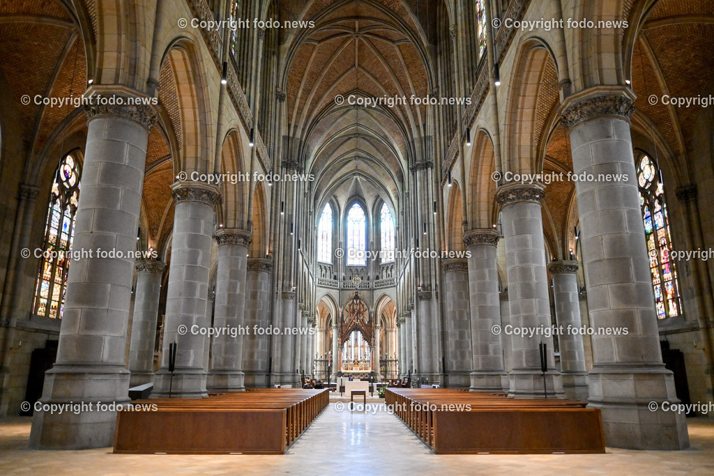 Domplatz Linz_ Mariendom_ Neuer Dom_ 16.04.2024-7 | 16.04.2024, Domplatz Linz, AUT, Mariendom, Neuer Dom, im Bild Dom, Neuer Dom, Mariendom, Innenraum, Altar, Sitzbaenke, Kirchenschiff, Saeulen, Fenster, Glas
