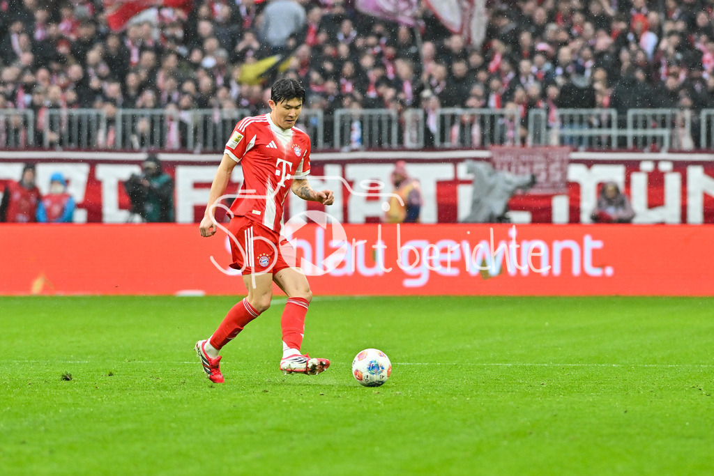 FC Bayern München - Eintracht Frankfurt | MUNICH, GERMANY - 21. FEBRUARY: am BAll Minjae KIM (FC Bayern Munich 3) / Einzelfoto / Freisteller während dem Bundesligamatch zwischen dem FC Bayern München und der SG Eintracht Frankfurt am 23. Spieltag in der Allianz Arena / DFL REGULATIONS PROHIBIT ANY USE OF PHOTOGRAPHS AS IMAGE SEQUENCES AND/OR QUASI-VIDEO