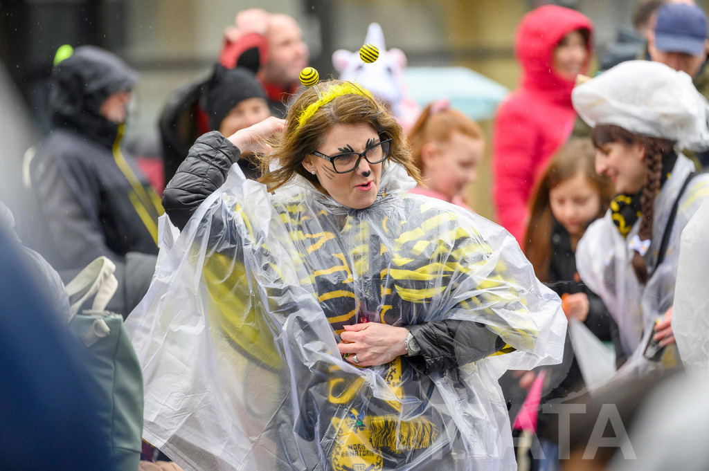 _DWA2604 | Trotz Nieselregen schlängelte sich der „Gaudiwurm“ am Sonntag durch die Nürnberger Innenstadt an tausenden Faschingsfans vorbei.  Nürnberg, 11.02.2024 - Realisiert mit Pictrs.com
