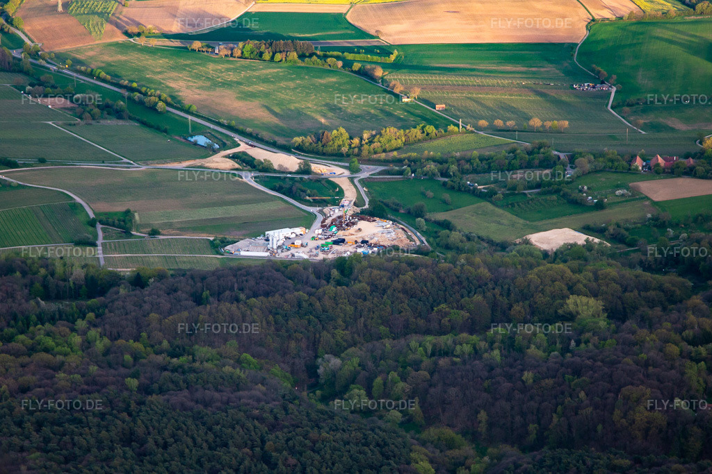 Luftbild: Baustelle des Tunnelportals Ost für den Astrid-Tunnel zur Unterquerung und Ortsumgehung von Bad Bergzabern zwischen B38 (Weinstraße) und B427 (Kurtalstraße) in Dörrenbach im Bundesland Rheinland-Pfalz in Deutschland.Foto: IMG_140241.jpg vom 11.04.2024 durch Werner Riehm/FLY-FOTO.deBemo: - BEMO Tunnelling GmbHLandesbetrieb Mobilität Rheinland-PfalzStadt Bad BergzabernHerrenknecht AG - Pioneering Underground Together