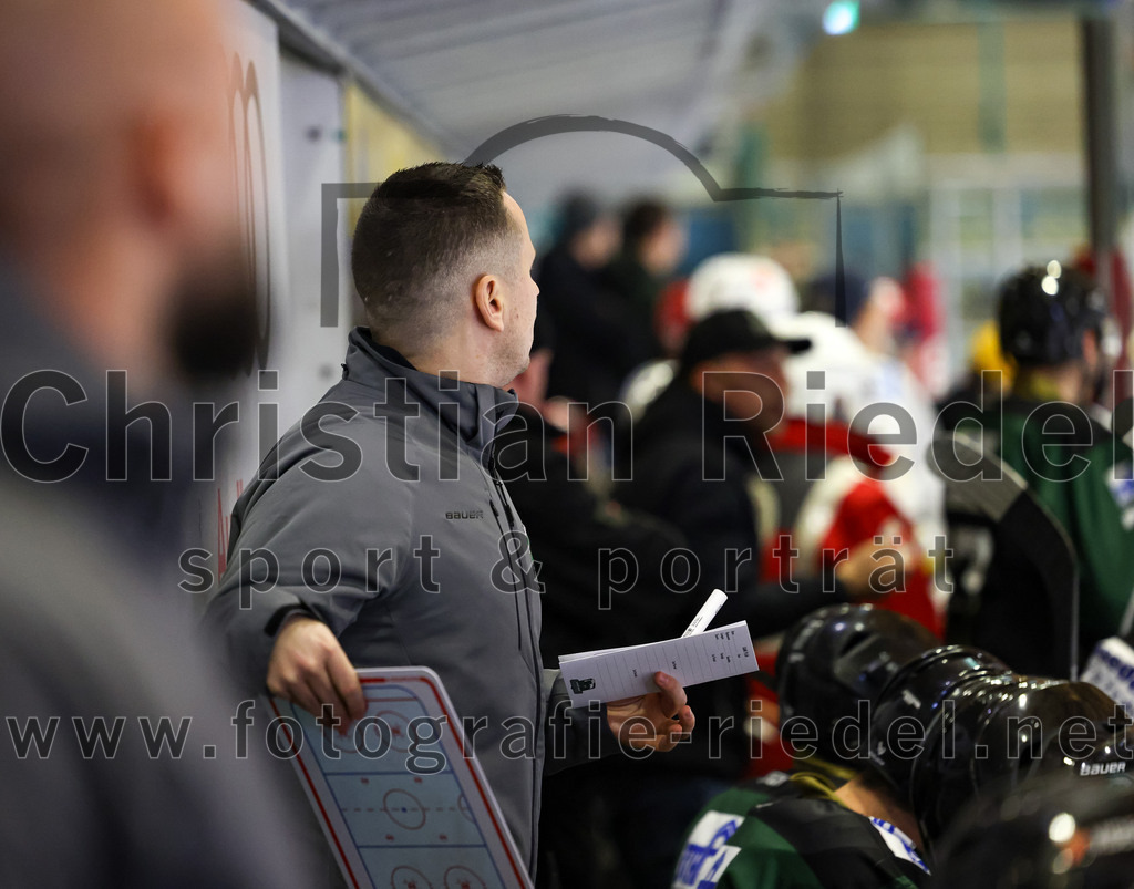 2023-01-06_029_TSV_Erding_gegen_ERV_Schweinfurt | Erding, Deutschland, 06.01.2023:
Eishockey, Bayernliga 2022 / 2023, 26. Spieltag, TSV Erding gegen ERV Schweinfurt, Endergebnis: 7:3

Trainer Ales Jirik (Erding Gladiators)

Foto: Christian Riedel / fotografie-riedel.net