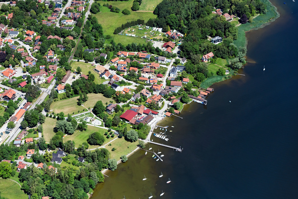 dr__0044018.jpg | UTTING AM AMMERSEE 18.06.2024 Uferbereiche am Seegebiet des an der Seestraße in Utting am Ammersee im Bundesland Bayern, Deutschland. // Riparian areas on the lake area of on street Seestrasse in Utting am Ammersee in the state Bavaria, Germany. Foto: Daniel Reiter
