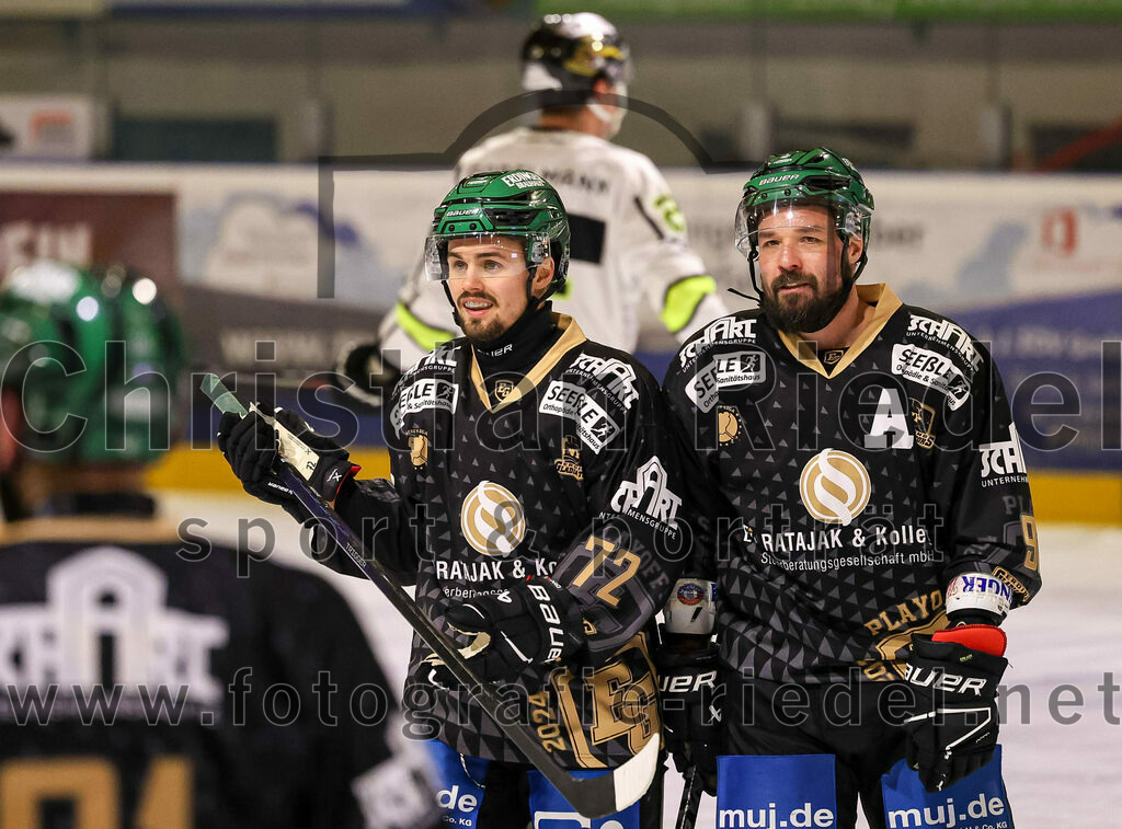 2024-03-01_145_TSV_Erding_gegen_ERSC_Amberg | Erding, Deutschland, 01.03.2024:
Eishockey, Bayernliga Playoffs 2023 / 2024, 5. Spieltag, TSV Erding gegen ERSC Amberg, Endergebnis: 9:0

Leon Abstreiter (Erding Gladiators, #72), Rudolf Lorenz (Erding Gladiators, #91)

Foto: Christian Riedel / fotografie-riedel.net