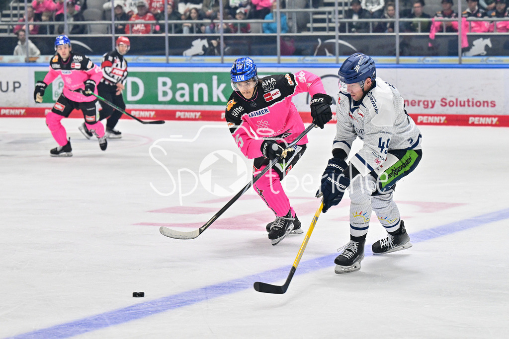 Augsburger Panther - Straubing Tigers | im duell Christian HANKE (Augsburger Panther #25) und Marcel MUELLER (Straubing Tigers #49) / Zweikampf / DEL: Augsburger Panther - Straubing Tigers, Curt Frenzel Stadiom am 20.10.2024