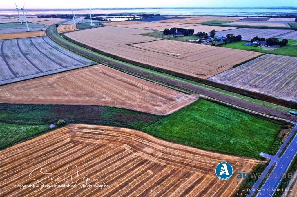 Windpark - Simonsberg | Entdecken Sie atemberaubende Luftbilder und Fotografien auf airwatch.de - Tauchen Sie ein in eine Welt voller faszinierender Aufnahmen aus der Vogelperspektive.