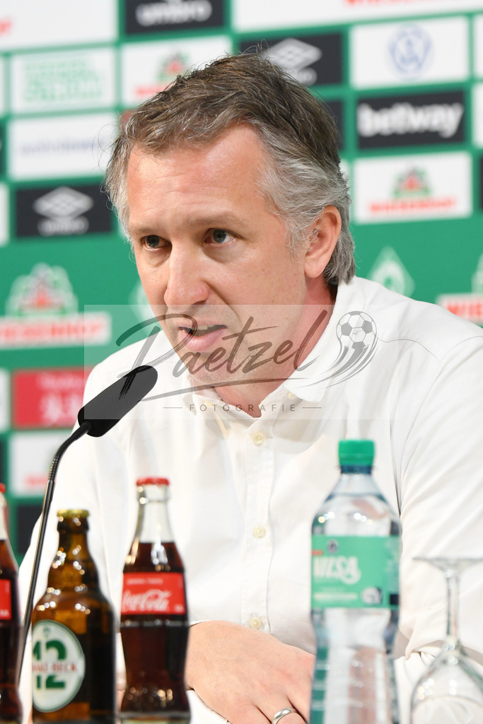 20200303_PKWBRE_0030 | Fussball, Herren: Geschaeftsfuehrer Fussball Frank Baumann (SV Werder Bremen) schaut waehrend der Pressekonferenz des SV Werder Bremen im Presseraum des wohninvest Weserstadion am 03.03.2020 in Bremen, Deutschland. - Realisiert mit Pictrs.com
