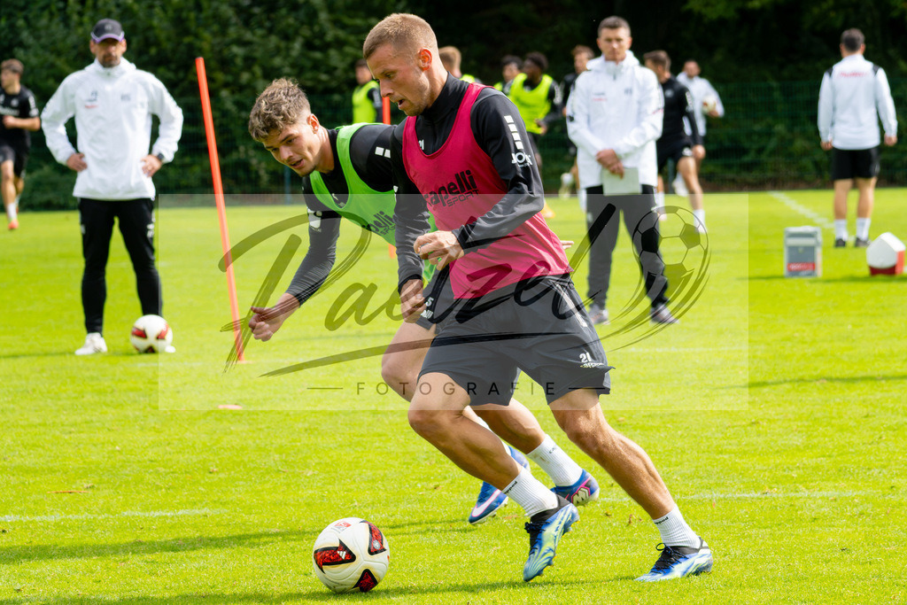 20260909_TRAOSN_0335 | Fußball, Herren: Adrian Beck (VfL Osnabrück) in Aktion, am Ball, Einzelaktion beim Training des VfL Osnabrück am 09.09.2026 im Sportpark Illoshöhe in Osnabrück, Deutschland.(Foto von Nico Paetzel) - Realisiert mit Pictrs.com