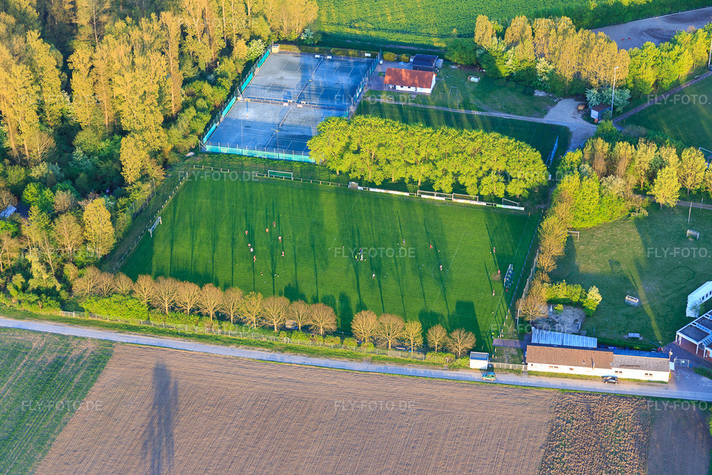 Luftbild: Sportplätze des TC - 82 Hähnlein und des SKV Hähnlein e.V. im Ortsteil Hähnlein in Alsbach-Hähnlein im Bundesland Hessen in Deutschland. Foto: IMG_077763.jpg vom 23.04.2015 durch Werner Riehm/FLY-FOTO.deTC 82 Hähnlein