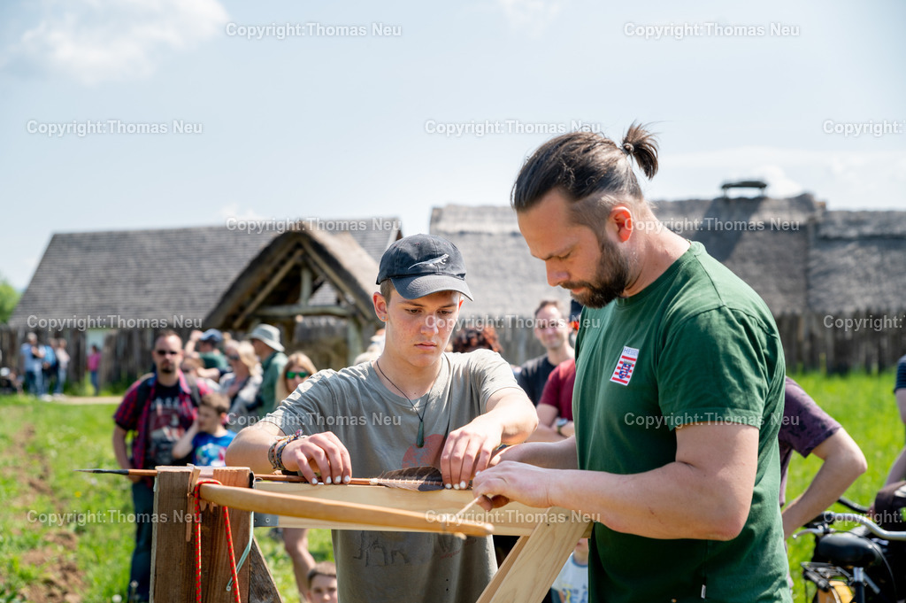 DSC_4023 | Lorsch, Lauresham: Tag der Experimentellen Archäologie u.a. Jungfernfahrt f. den Lorscher Einbaum in der Weschnitz (11 Uhr), Beschießen von Panzerreiter-Rüstung (Bild) Programm läuft bis 16.30 Uhr
,, Bild: Thomas Neu