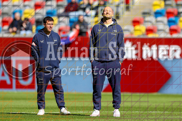 22.03.2026, GER, Fussball, Herren, 2. BL, Saison 2025/2026, Fortuna Düsseldorf - Hertha BSC Berlin | Diego Demme (Hertha) schaut und Toni Leister (Hertha) genießt die Sonne