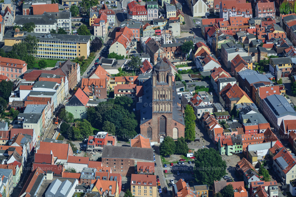 3638153 | STRALSUND 2016Kirchengebäude " Kulturkirche St. Jacobi " im Altstadt- Zentrum der Innenstadt in Stralsund im Bundesland Mecklenburg-Vorpommern, Deutschland. Weiterführende Informationen bei: Stiftung Kulturkirche St. Jakobi Stralsund. // Church building in " Kulturkirche St. Jacobi " Old Town- center of downtown in Stralsund in the state Mecklenburg - Western Pomerania, Germany. Further information at: Stiftung Kulturkirche St. Jakobi Stralsund. Foto: Gerhard Launer