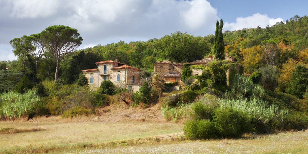 Haus in der Toskana, Italien | Das Bild zeigt ein typisches Anwesen in der Toskana. Das Foto entstand zur Mittagszeit während einer Europa-Rundreise an einem Sommertag 2023 im berühmten toskanischen Licht.Unsere Empfehlung: Alu-Dibond oder Acrylglas - Realisiert mit Pictrs.com