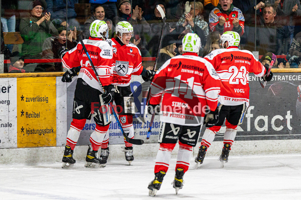 Spiel 3 Finale TSV Peißenberg Miners vs EHC Königsbrunn | Eishockey Bayernliga Playoffs 2023/2024, Spiel 3 Finale TSV Peißenberg Miners vs EHC Königsbrunn, 20240328,
Torjubel Ryan MURPHY (Miners 15),
2024-03-28 in Peißenberg (Eisstadion)
16 Christoph FRANKENBERG (Miners 16), 11 Florian SIMON (Miners 11), 23 Dejan VOGL (Miners 23), 15 Ryan MURPHY (Miners 15)
Copyright: WolfgangxLindner foto-lindner.de
